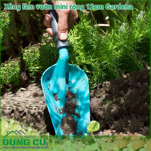 Xẻng làm vườn mini rộng 12cm Gardena 08953-20 với tiết diện 12cm được thiết kế lòng xẻng võng giúp khả xúc tơi đất dễ dàng.