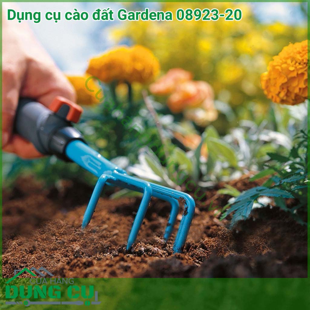 Dụng cụ cào đất mini Gardena 08923-20 là một trong những dụng cụ làm vườn cơ bản, giúp xới tơi đất và loại bỏ tận gốc cỏ dại, cây dại làm hại cây, hoa trong vườn