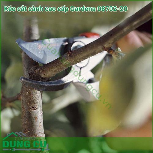 Kéo cắt cành cao cấp Gardena với lưỡi kéo sắc bén độ mở rộng lên đến 24mm. Tất cả các chi tiết đều được làm bằng kim loại mang lại sự chắc chắn khi cầm trên tay.