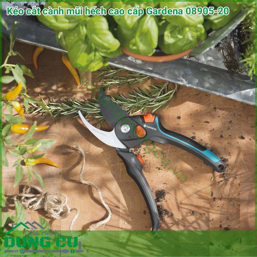 Kéo cắt cành cây mũi hếch thích hợp cho việc cắt tỉa gọn gàng những cành cây dày tới 24 mm.tạo lực cắt mạnh mẽ nhờ lưỡi dao sắc bén và lưỡi cắt dưới làm bằng thép không gỉ.