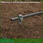 Thanh nhựa cố định ống tưới nhỏ giọt 4,6mm Gardena giúp bảo vệ dây tưới và có thể cố định đầu tưới nhỏ giọt trong chậu cây hoặc bất cứ mặt đất nào cần cố định đầu tưới.